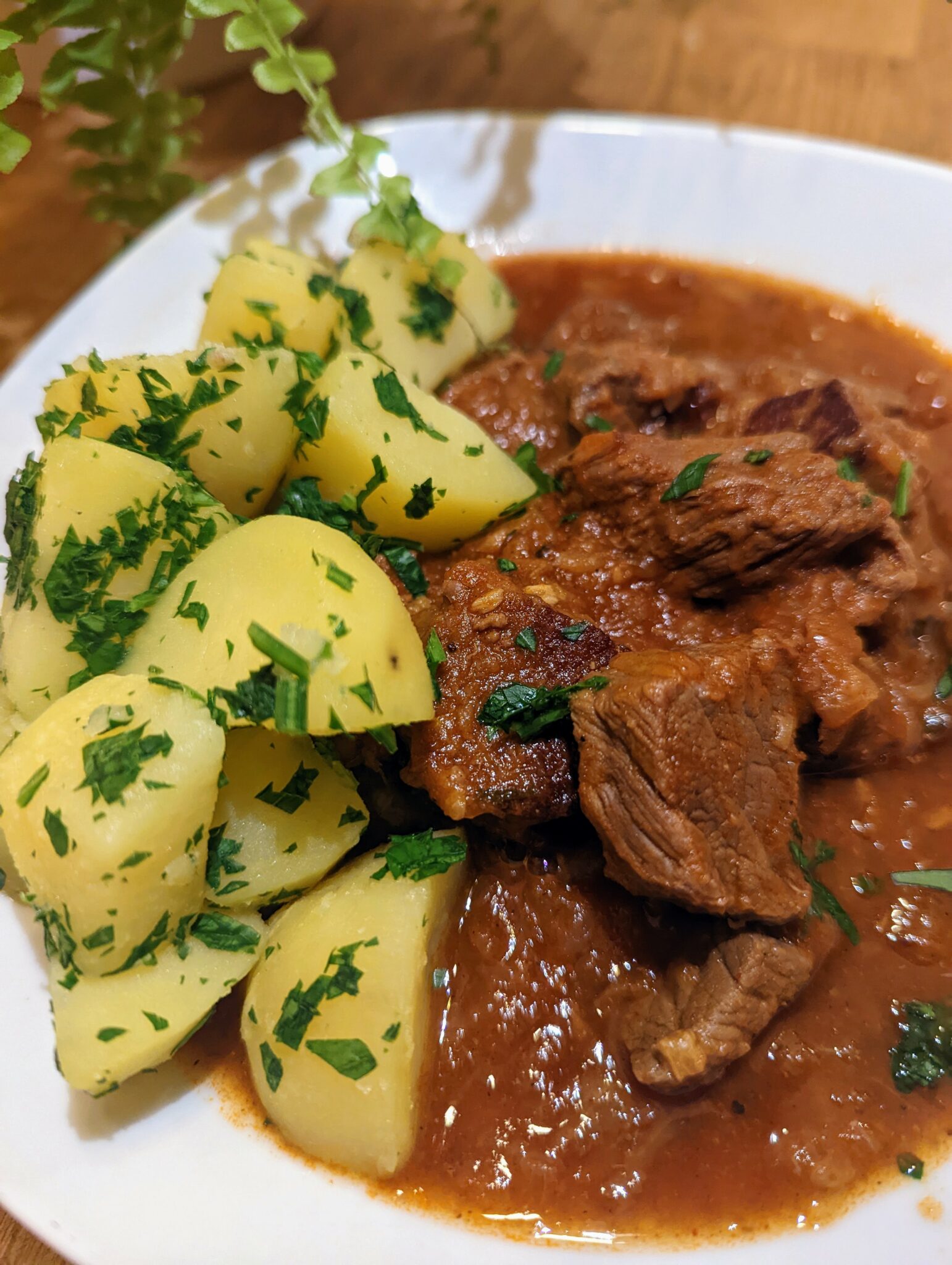 Omas Rindergulasch mit Salzkartoffeln | Chris&amp;#39; Kochtüte - Feierabend ...